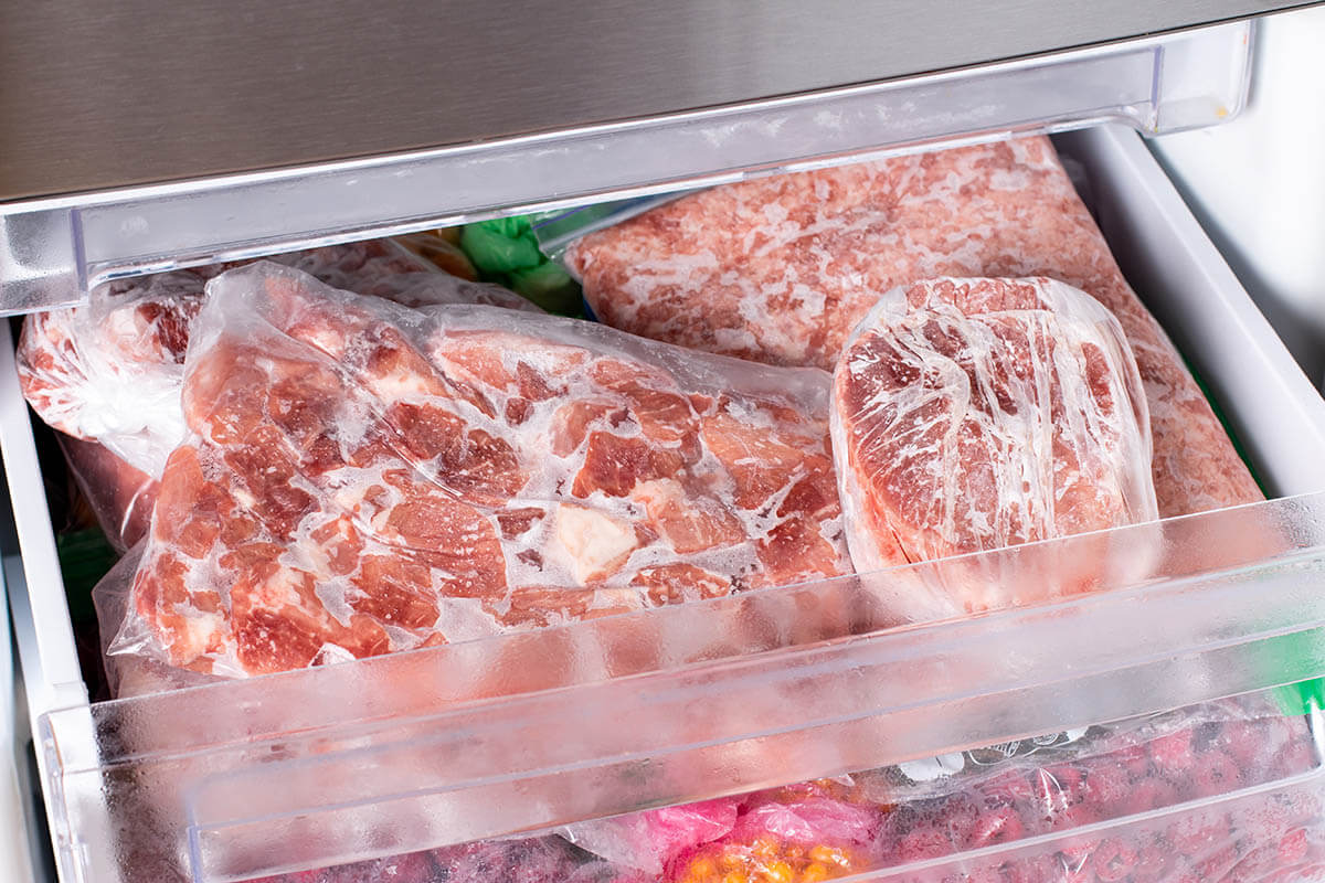 Разморозить мясо в горячей воде. Замороженное и размороженное мясо. Быстрая разморозка мяса. Размораживание мяса на стеллажах.